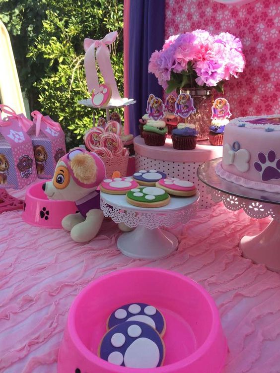 mesa de dulces para fiesta de paw patrol para niña