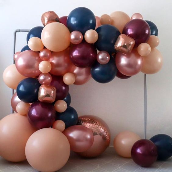 como hacer un arco de globos de diferentes tamaños 