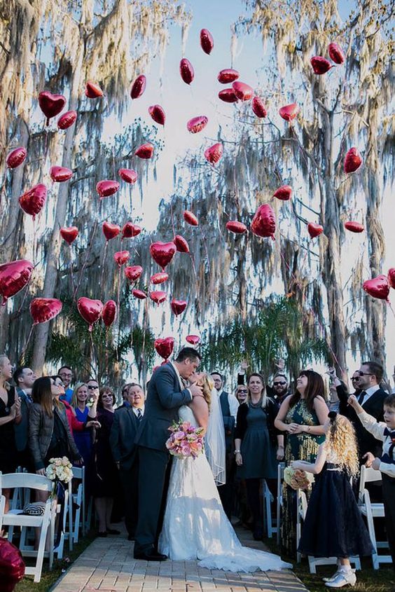 decoracion con globos para boda en jardin 