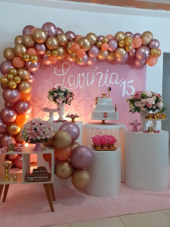 decoracion de 15 años con globos y flores