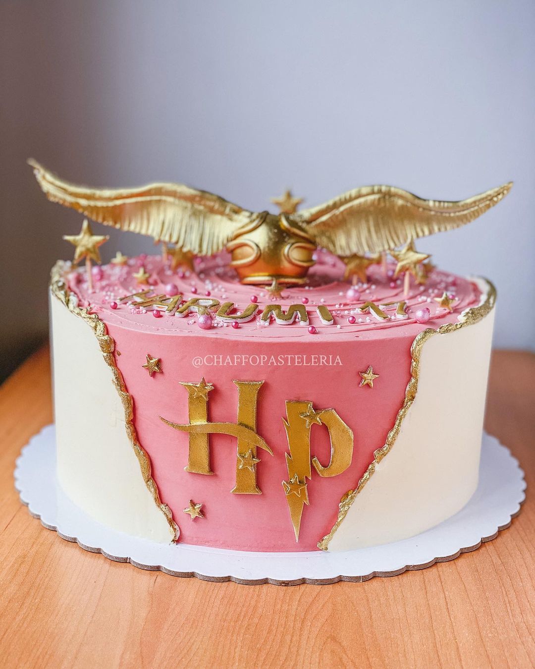 Fans de Harry Potter?? 💫 Desliza para que veas los pasteles y dulces que  hemos hecho de esta tematica!! Cada detalle siempre es hecho…