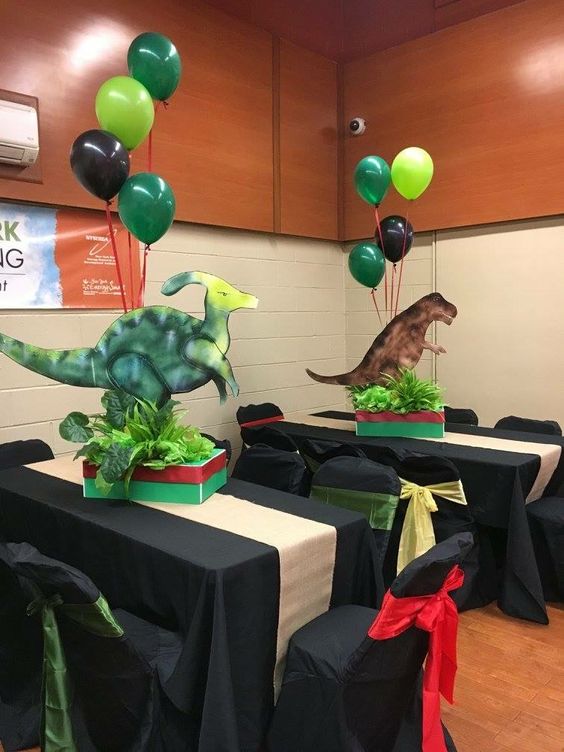 Centros de mesa de dinosaurios con globos