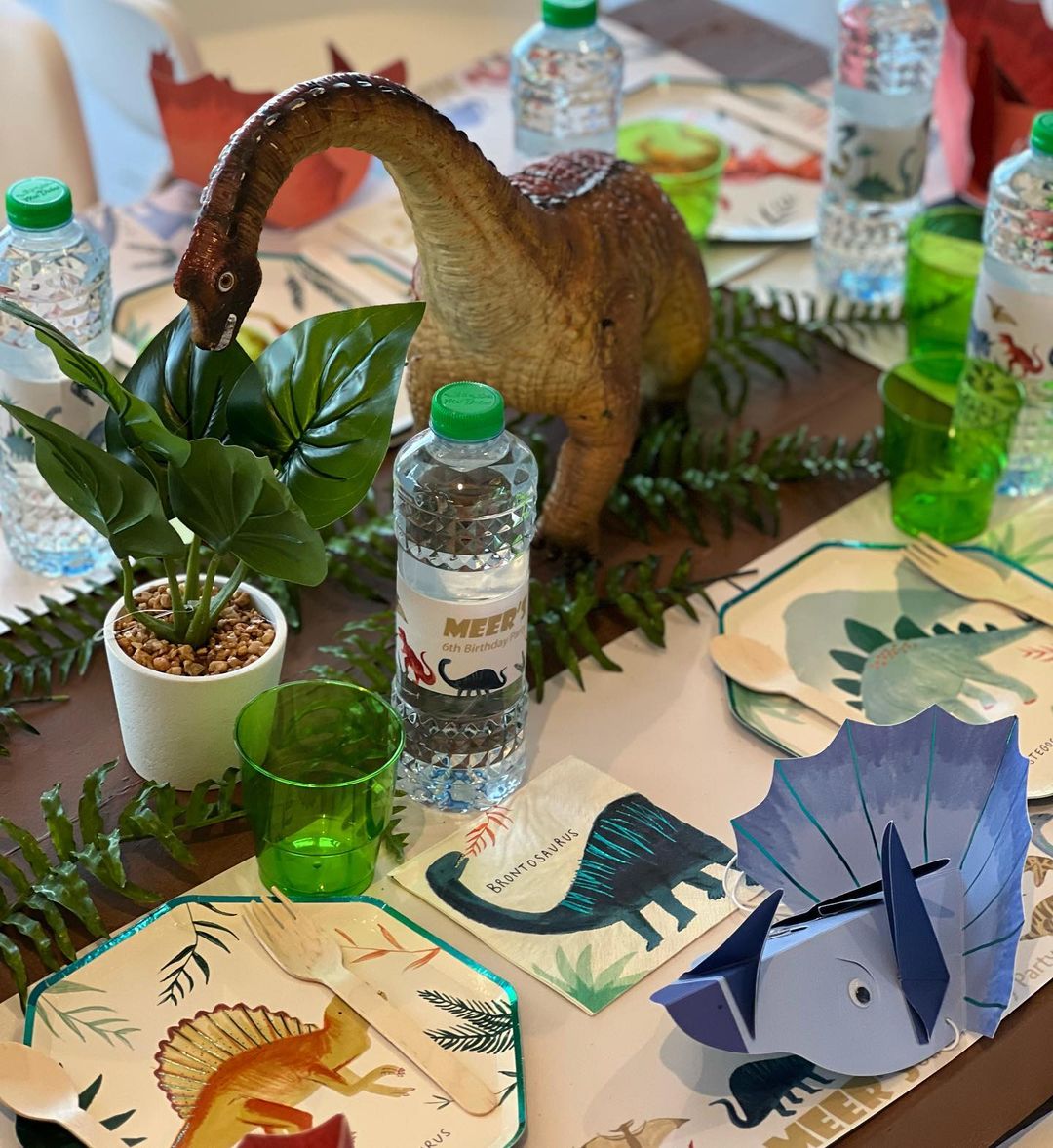 Centros de mesa de dinosaurios con plantas