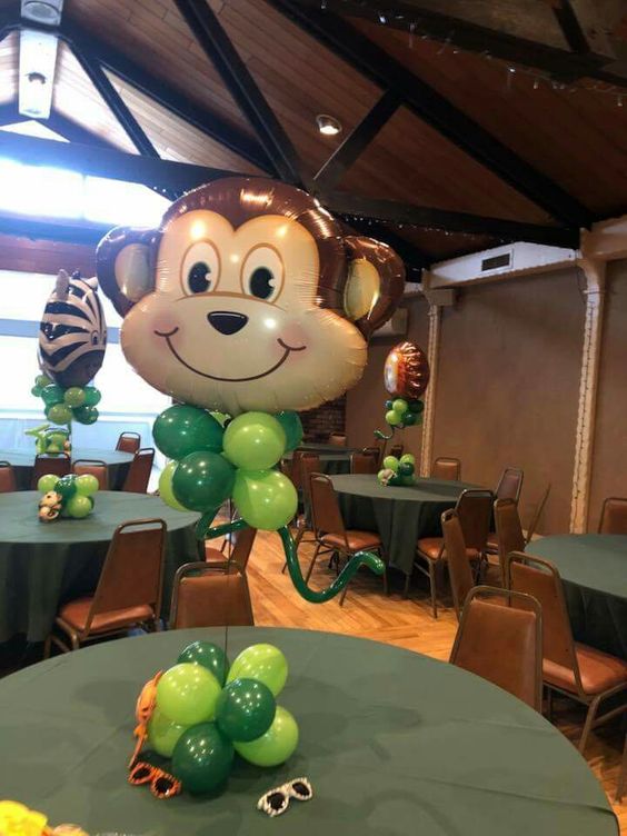 Centros de mesa de safari con globos